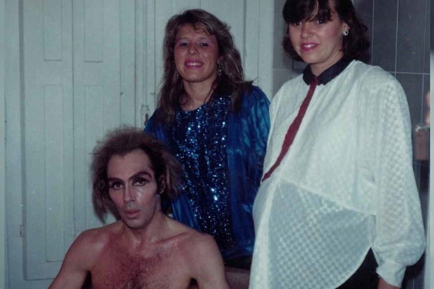 En la presente imagen, Jorge Donn aparece junto a Silvia Bally -miembro fundadora de la Banda Municipal de Santa Fe- y Adriana Montenegro, del coro de dicha agrupación. Crédito: Gentileza Silvia Bally.