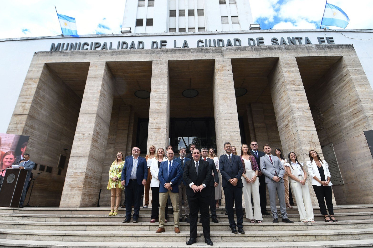 El gabinete ampliado también posó para la foto. Foto Mauricio Garín 
