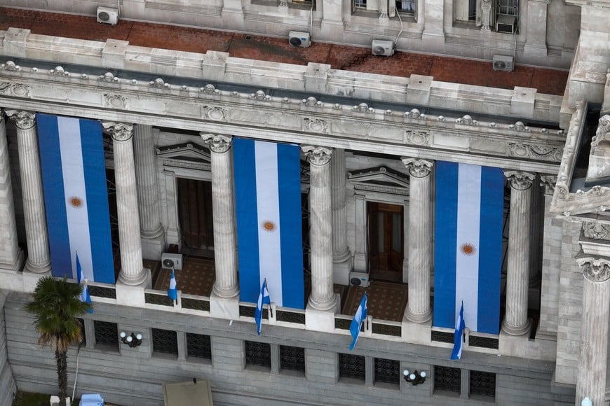 Las banderas argentinas en la fachada del Congreso. Crédito: Fernando Nicola