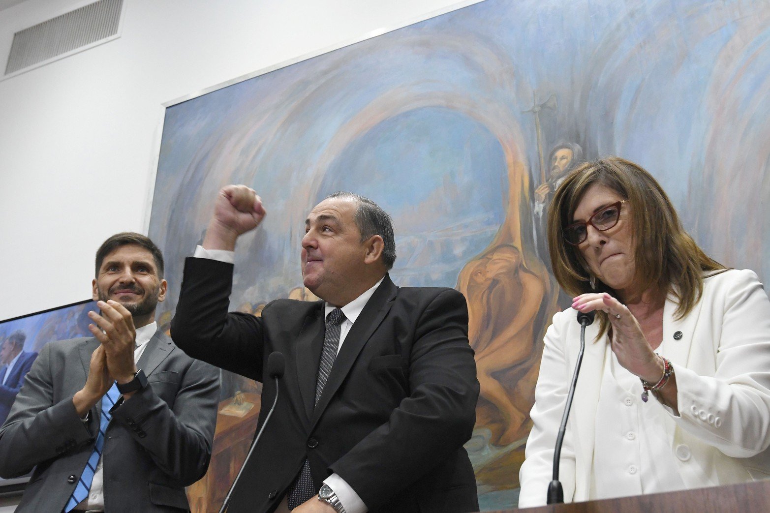 Los saludos. El nuevo intendente saludo varias veces a la tribuna. Foto Mauricio Garín