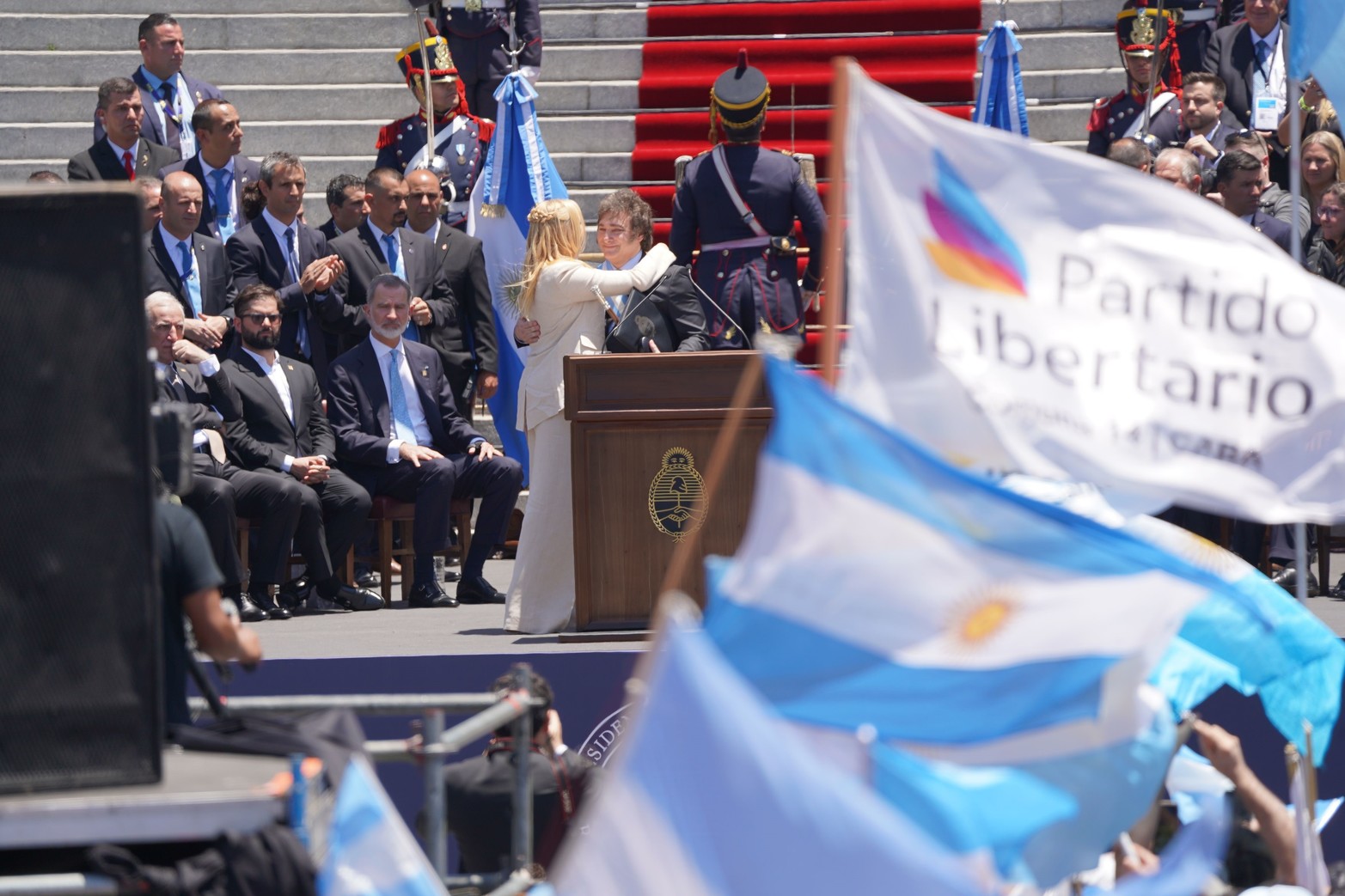 Javier Milei junto a su hermana Karina previo a dar su primer discurso como presidente.