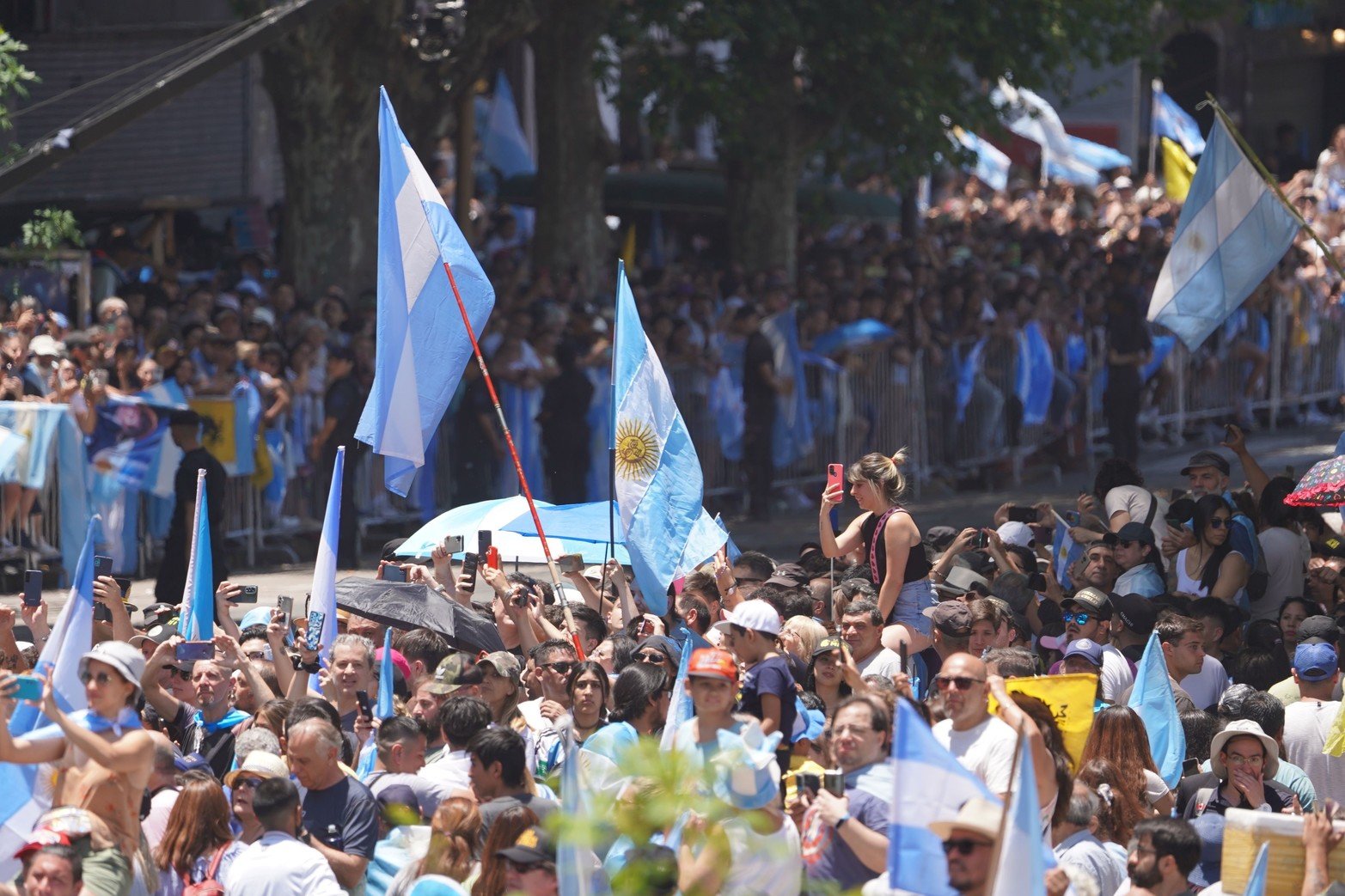 La gente no se quería perder ningún detalle de la asunción de Milei como presidente.