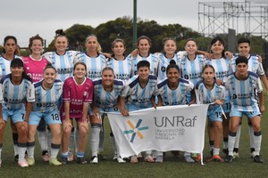 Alegres y felices. El plantel que dirige Juan Wabeke jugará en la B, lugar que había conseguido Unión de Santa Fe.