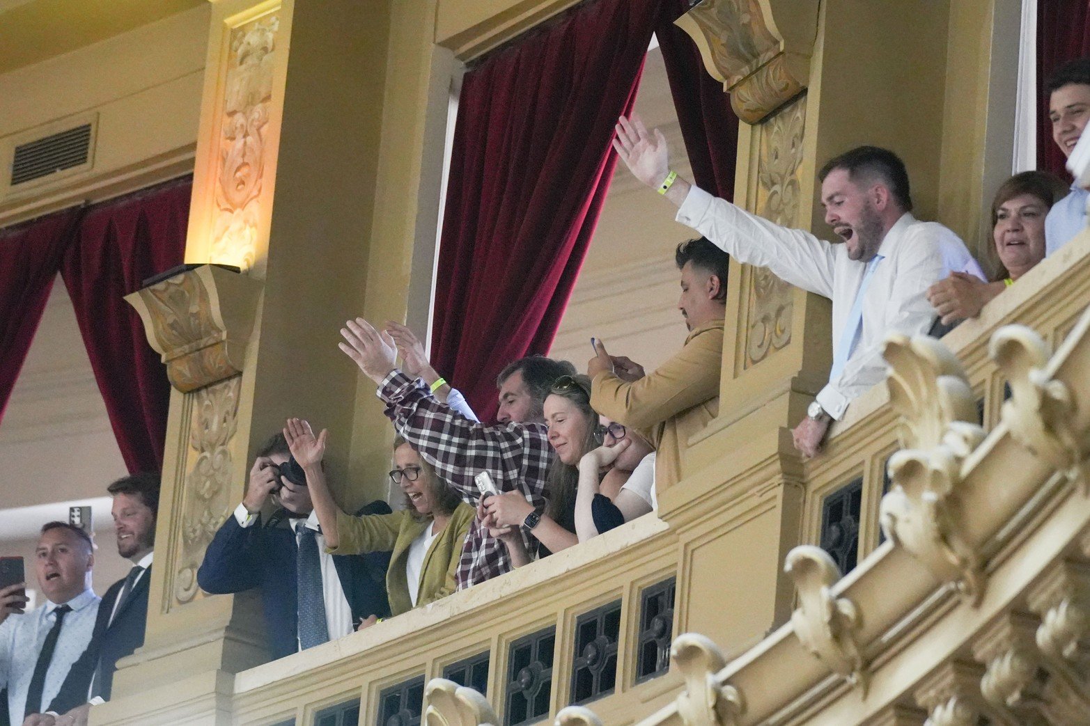 El flamante mandatario recibió los atributos de manos del saliente Alberto Fernández. No habló ante el cuerpo parlamentario, sino después en la plaza