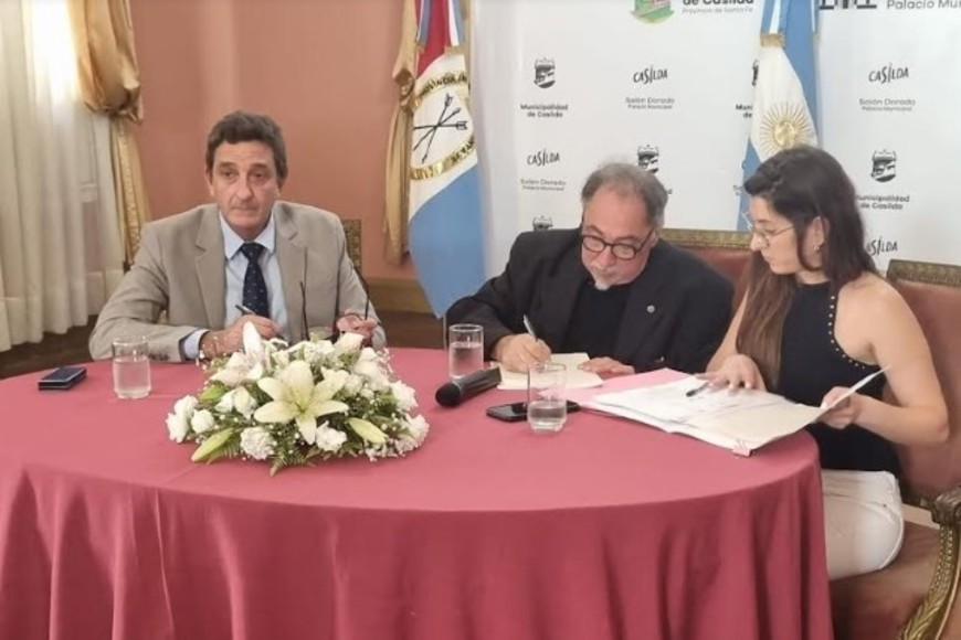 Andrés Golosetti, Intendente saliente, y Guillermo Franchella, Intendente entrante, realizaron el traspaso de mando.