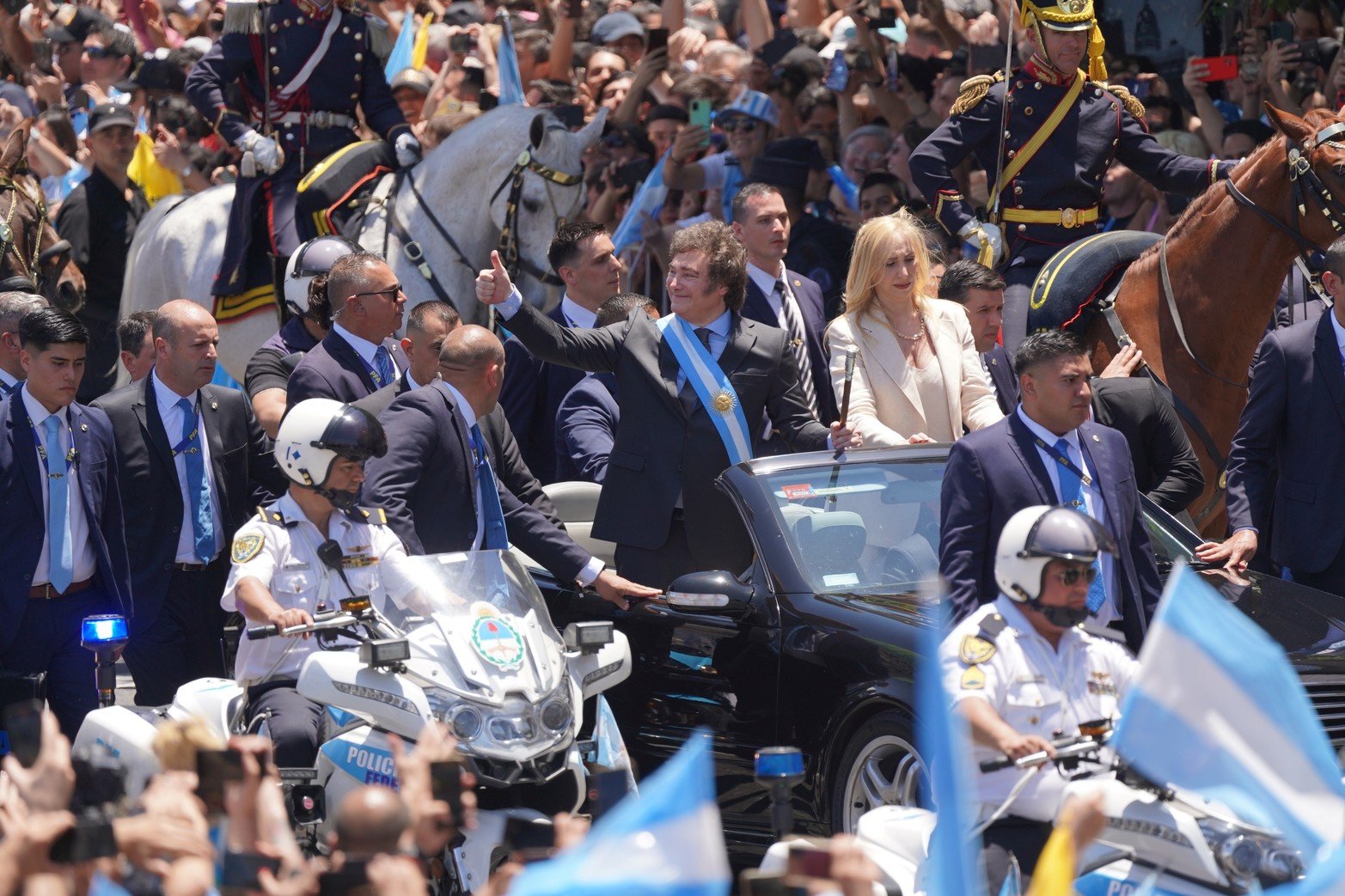 Javier Milei y su hermana Karina en el auto descapotable tras la asunción como presidente.