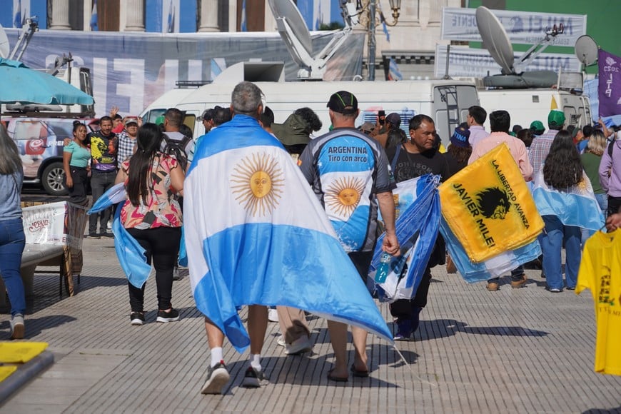 Los simpatizantes presentes en la previa de la asunción de Milei. Crédito: Fernando Nicola
