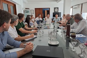El intendente Poletti encabezó la primera reunión de gabinete con miras a declarar la emergencia hídrica. Crédito: Gentileza