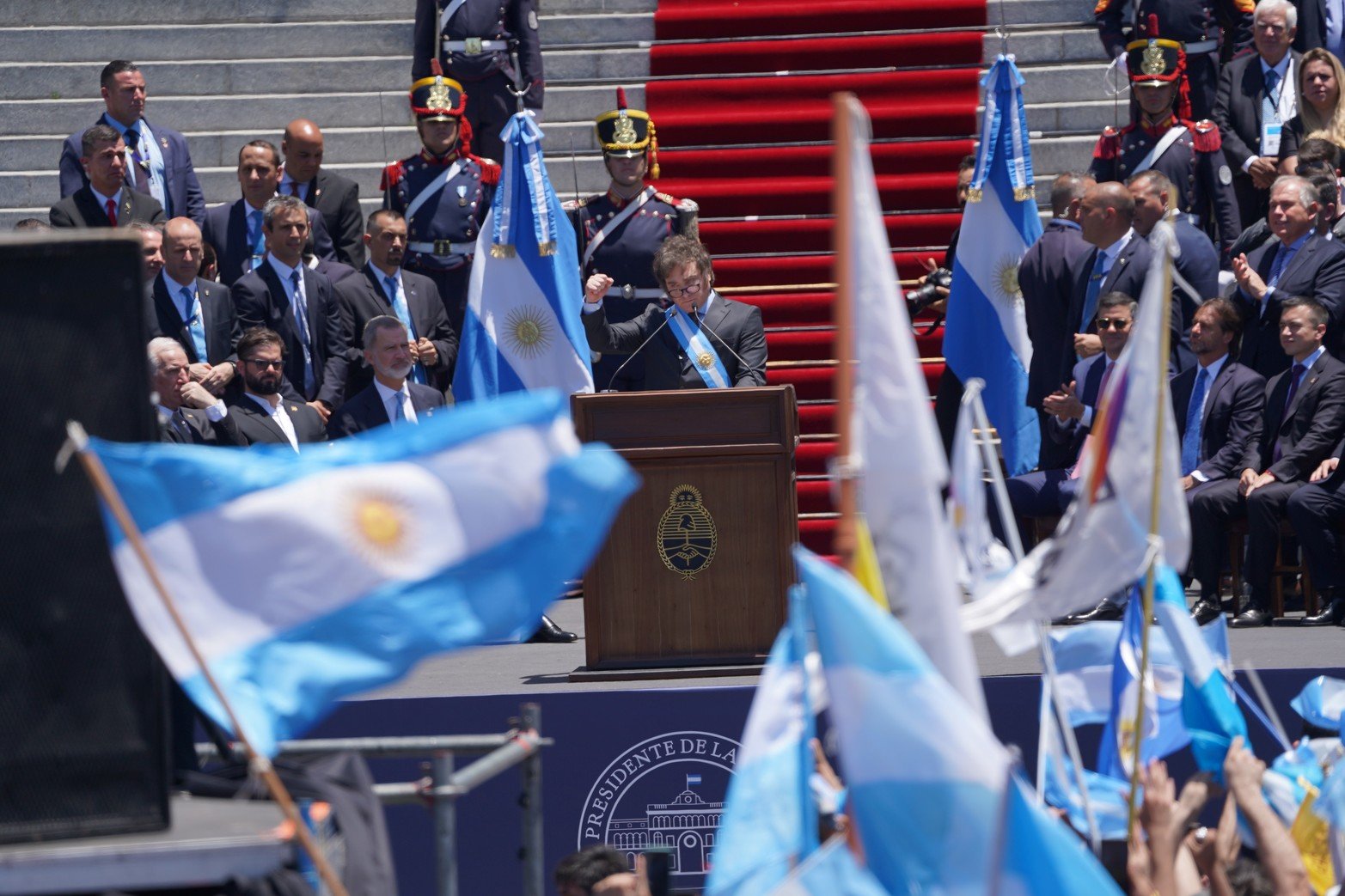 Javier Milei en la explanada del Congreso dando su primer discurso como presidente.