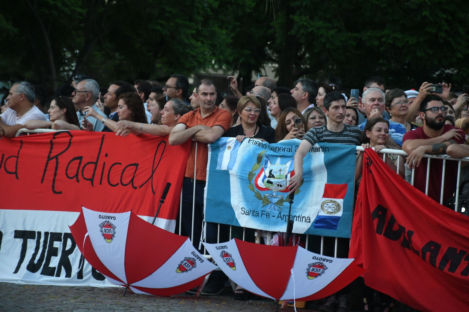 De diferentes parte de la provincia llegaron militantes hasta la Legislatura. Foto Manuel Fabatía