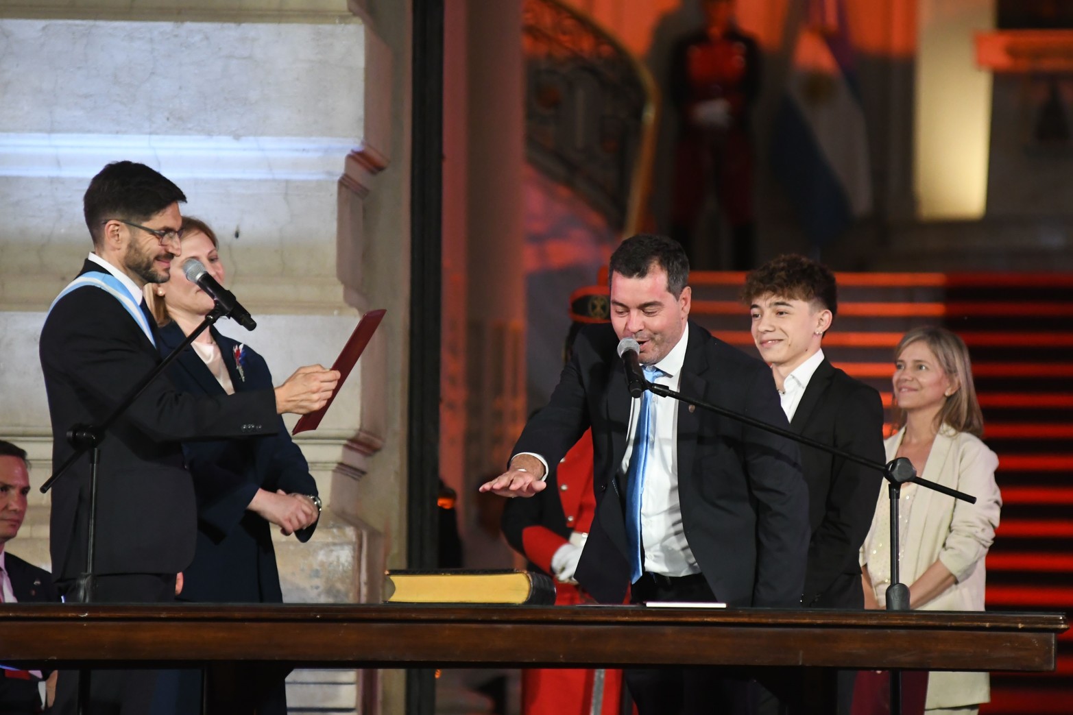 La jura de los ministros que acompañaran la gestión del gobernador Maximiliano Pullaro.
Foto Pablo Aguirre