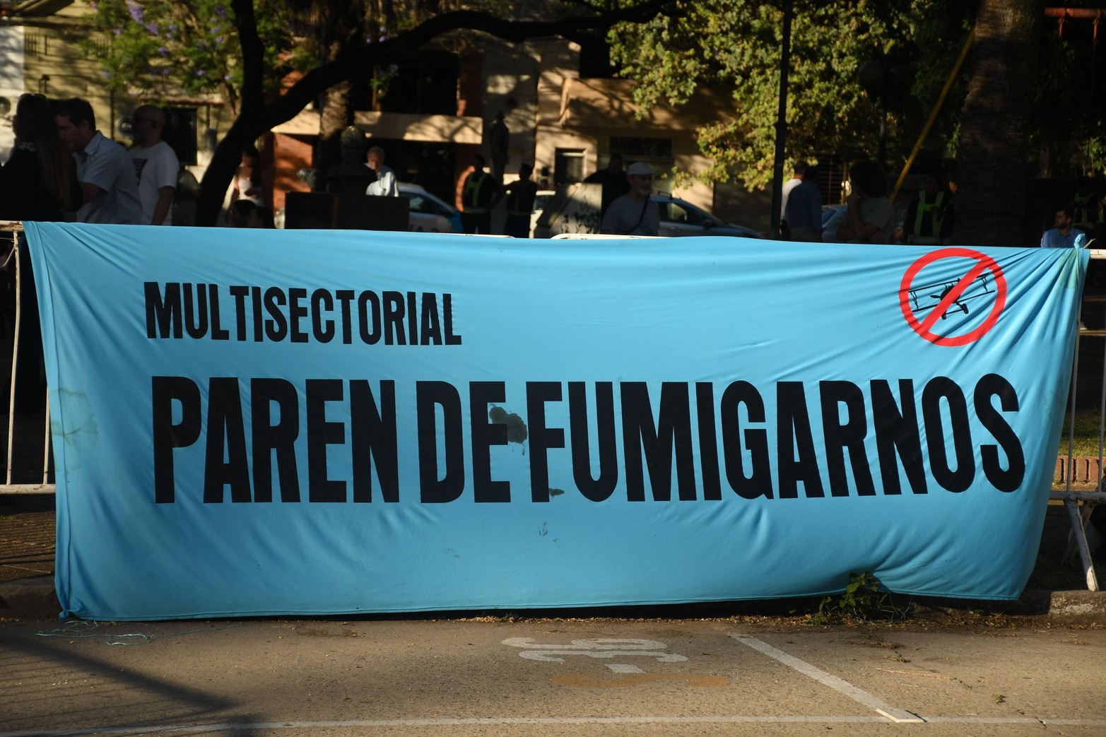 Los ambientalistas también dejaron su mensaje en la Legislatura. Foto Manuel Fabatía