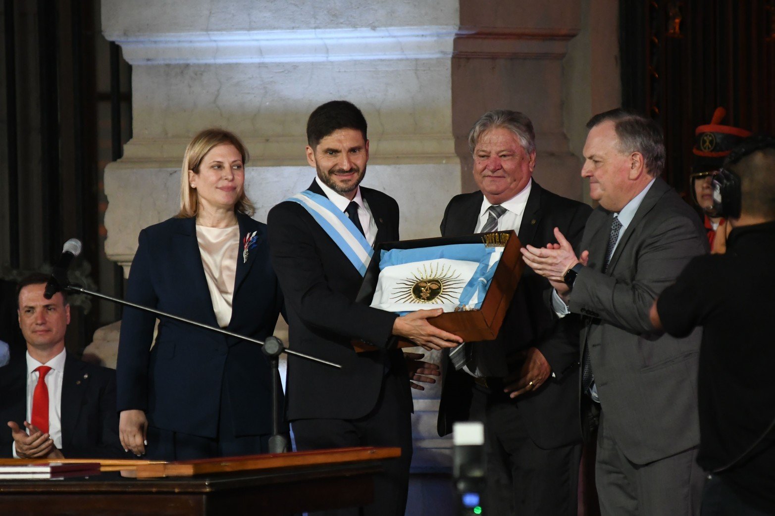 La entrega de una bandera. . Lo acompañan la Vice Gobernadora Gisela Scaglia, Carlos Fascendini y Felipe Michlig. Foto Pablo Aguirre