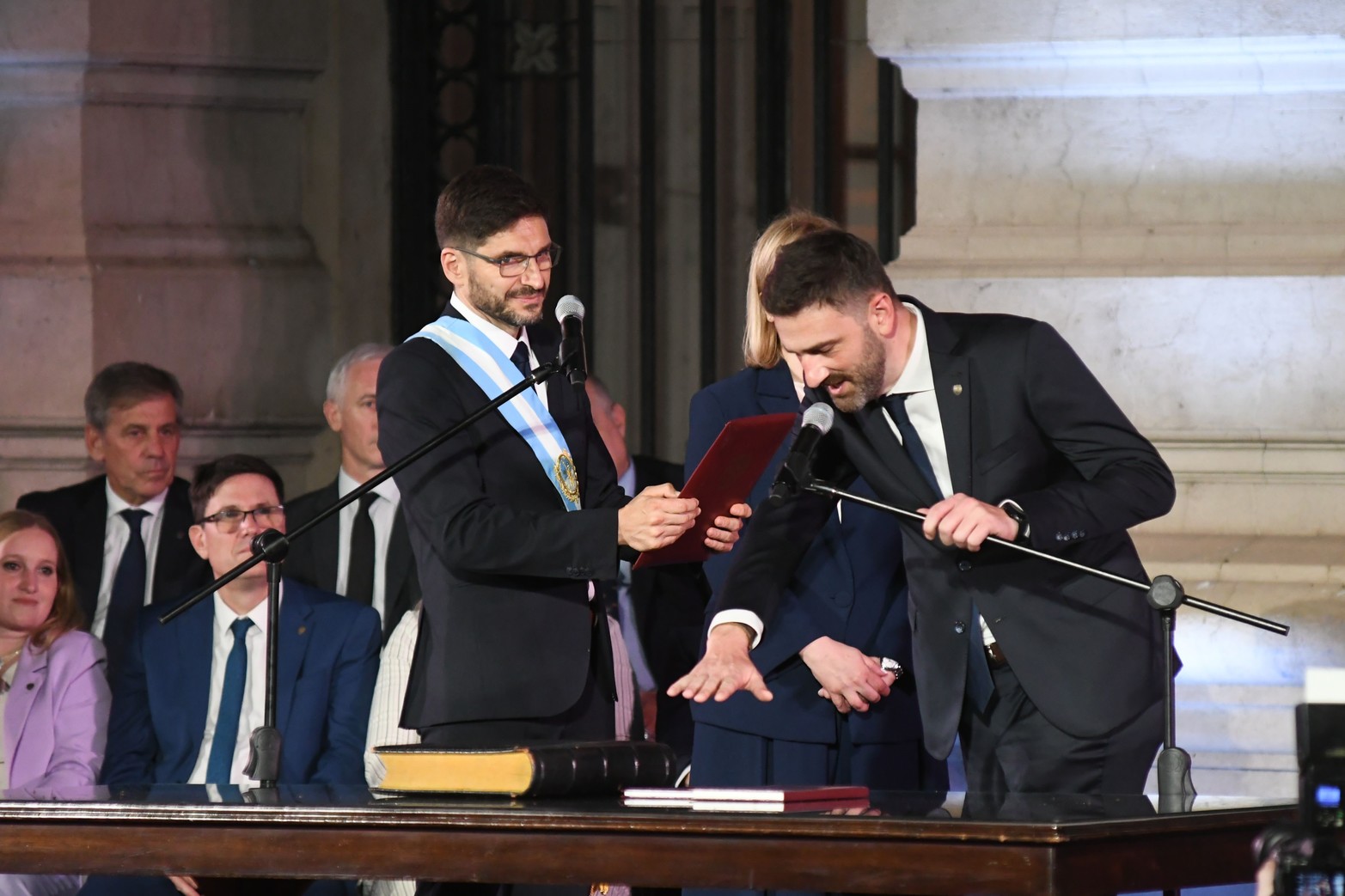 La jura de los ministros que acompañaran la gestión del gobernador Maximiliano Pullaro.
Foto Pablo Aguirre
