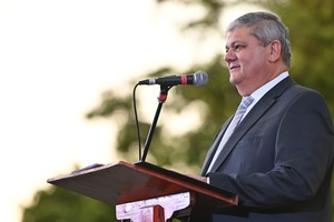 “Seguiremos insistiendo con la necesidad de un plan de seguridad a la altura de lo que Villa Gobernador Gálvez merece, pero quiero ser claro: Este intendente y esta gestión no transan con el narco y vamos a seguir poniendo todos nuestros recursos a disposición de las fuerzas provinciales, nacionales y la justicia para combatir a fondo este flagelo, y que caiga quien tenga que caer”, reafirmó.