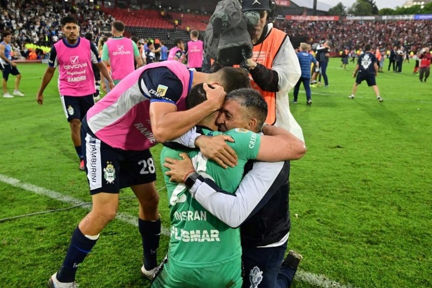 Nelson Insfrán y su emoción luego de la victoria ante Colón que le sirvió a Gimnasia para mantener la categoría.
