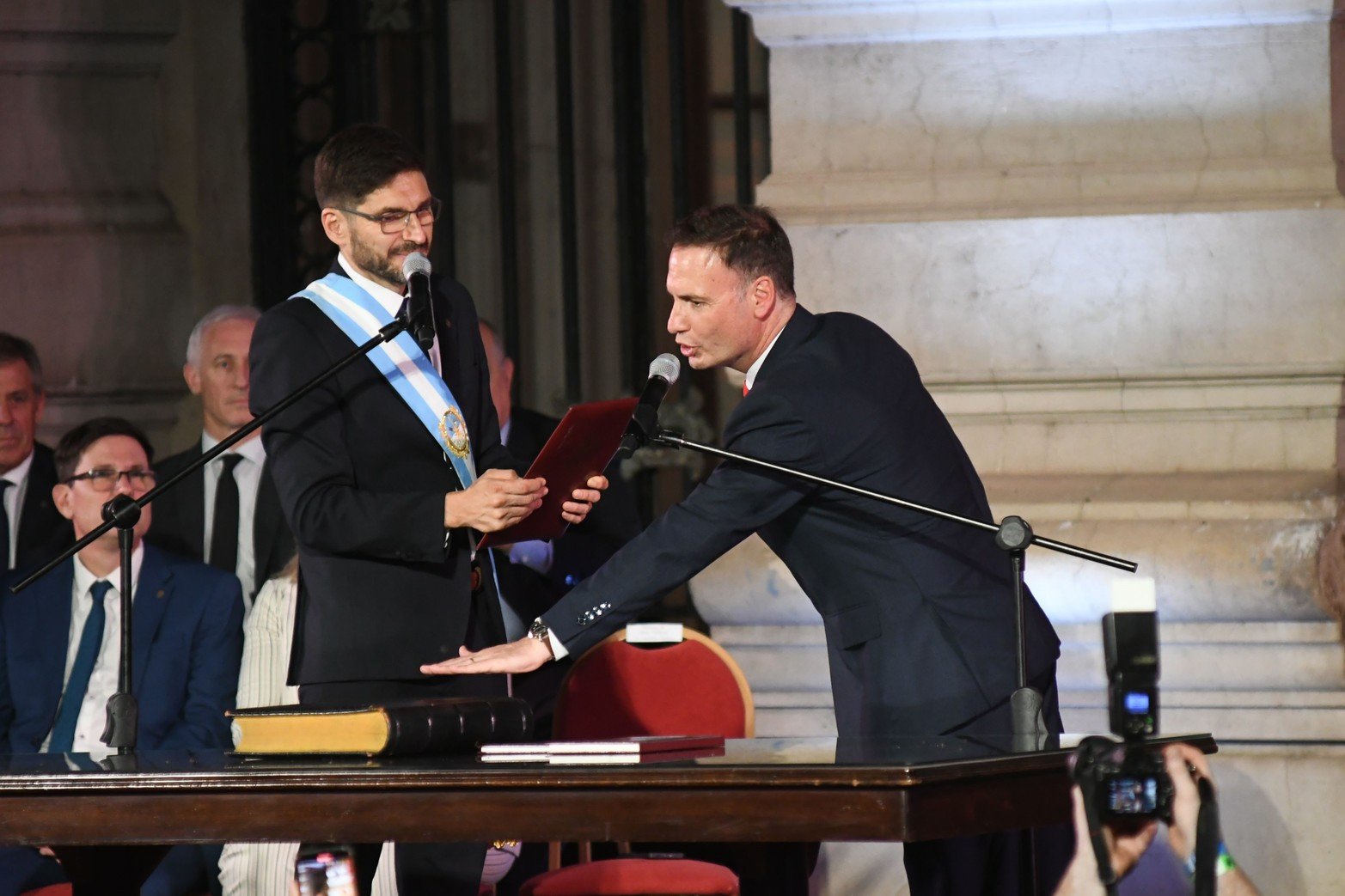 La jura de los ministros que acompañaran la gestión del gobernador Maximiliano Pullaro.
Foto Pablo Aguirre