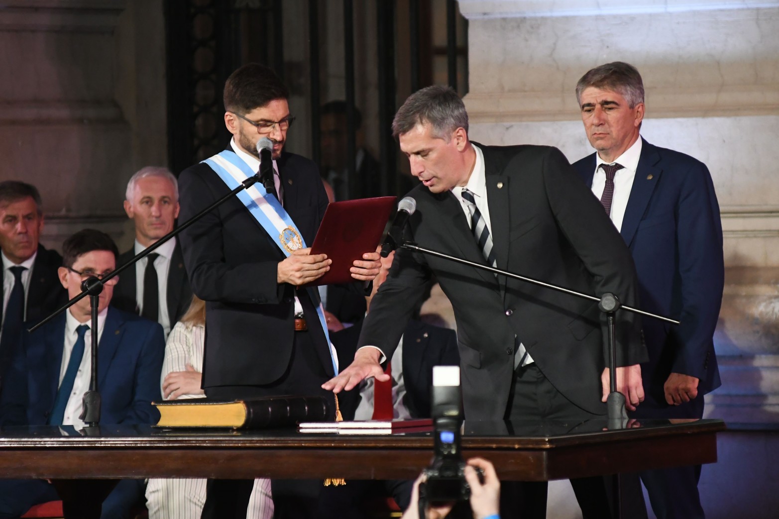 La jura de los ministros que acompañaran la gestión del gobernador Maximiliano Pullaro.
Foto Pablo Aguirre