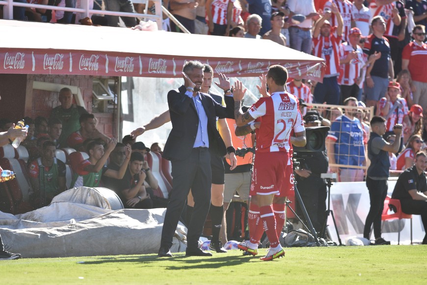 Luciano Aued festejando con Gustavo Munúa su gol en el clásico. Crédito: Manuel Fabatía