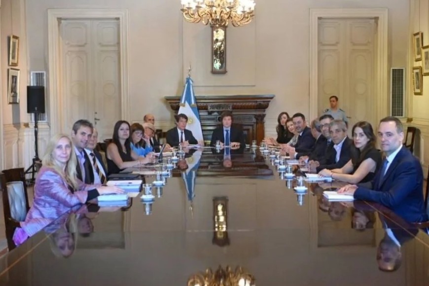 El equipo completo en la primera reunión de Gabinete.