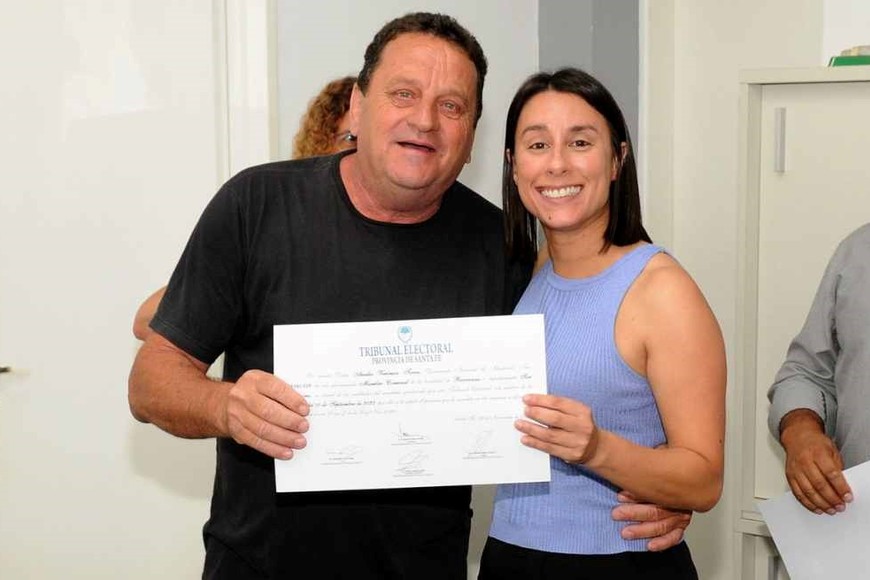 Jorge Calvet, presidente comunal y Analía Torres, tesorera, parte del equipo comunal. Crédito: Alfredo Luengo.