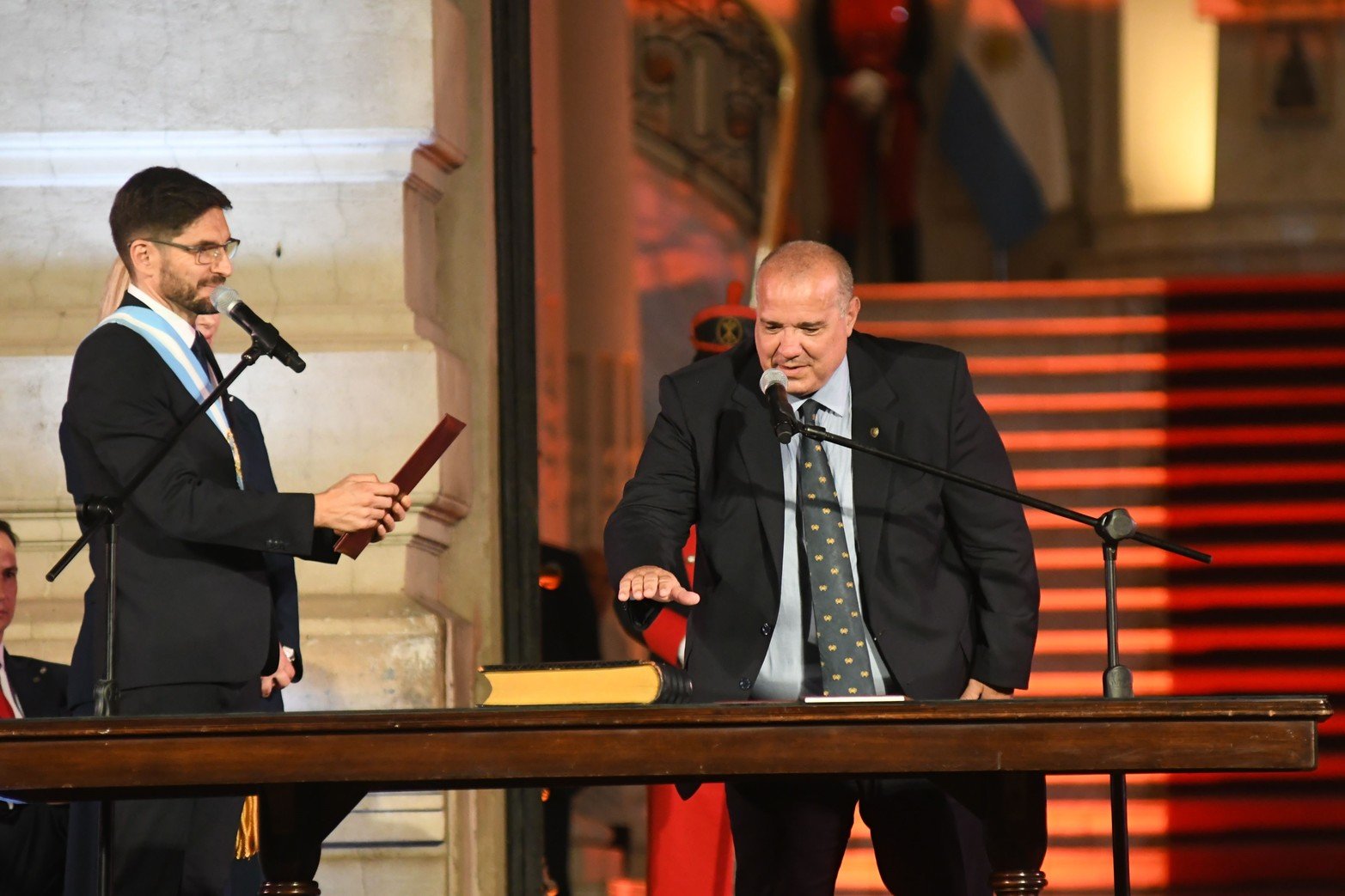 La jura de los ministros que acompañaran la gestión del gobernador Maximiliano Pullaro.
Foto Pablo Aguirre