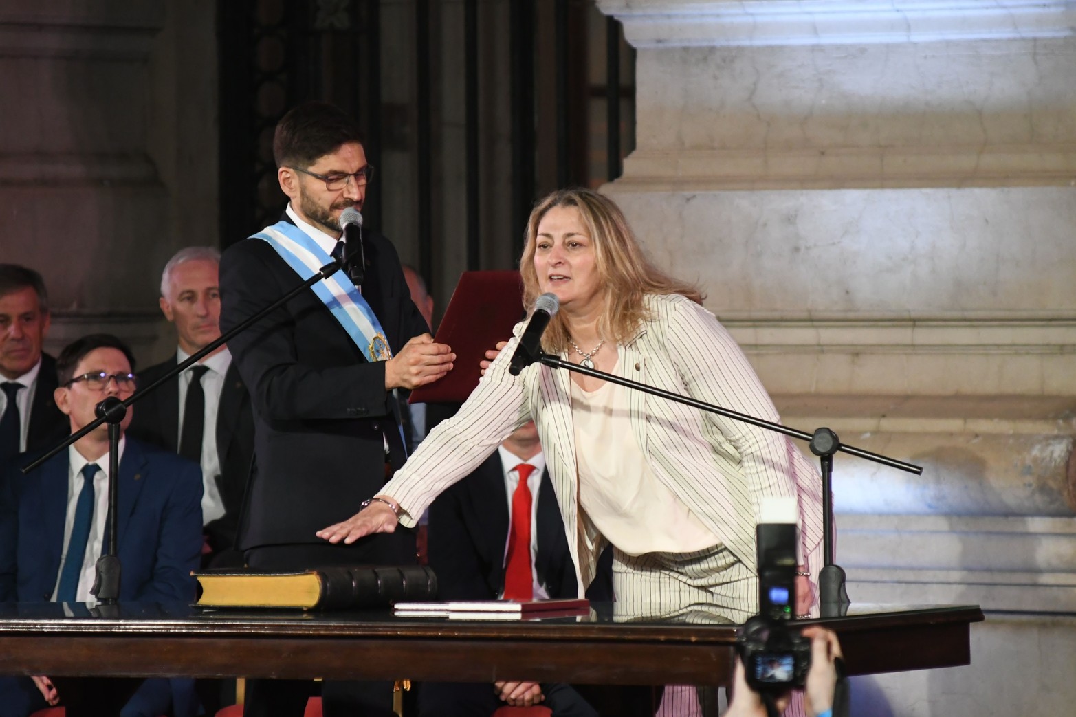 La jura de los ministros que acompañaran la gestión del gobernador Maximiliano Pullaro. Foto Pablo Aguirre.