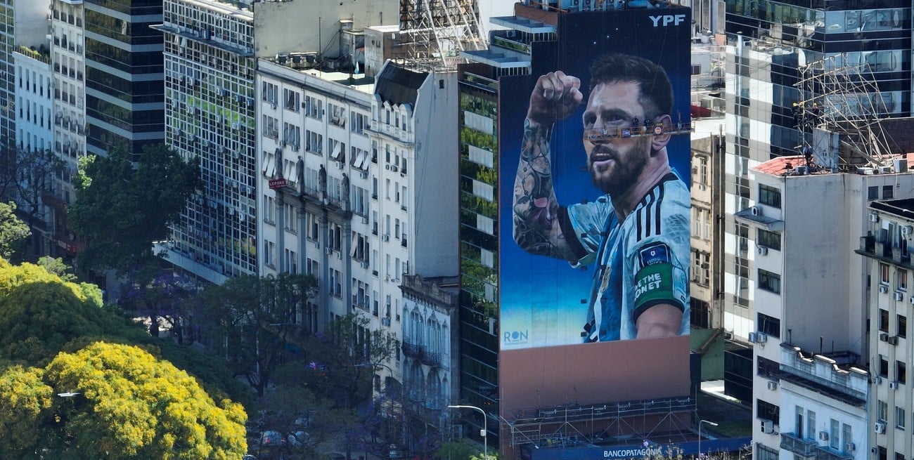 Así es el nuevo mural gigante en homenaje a Lionel Messi en plena avenida 9 de Julio