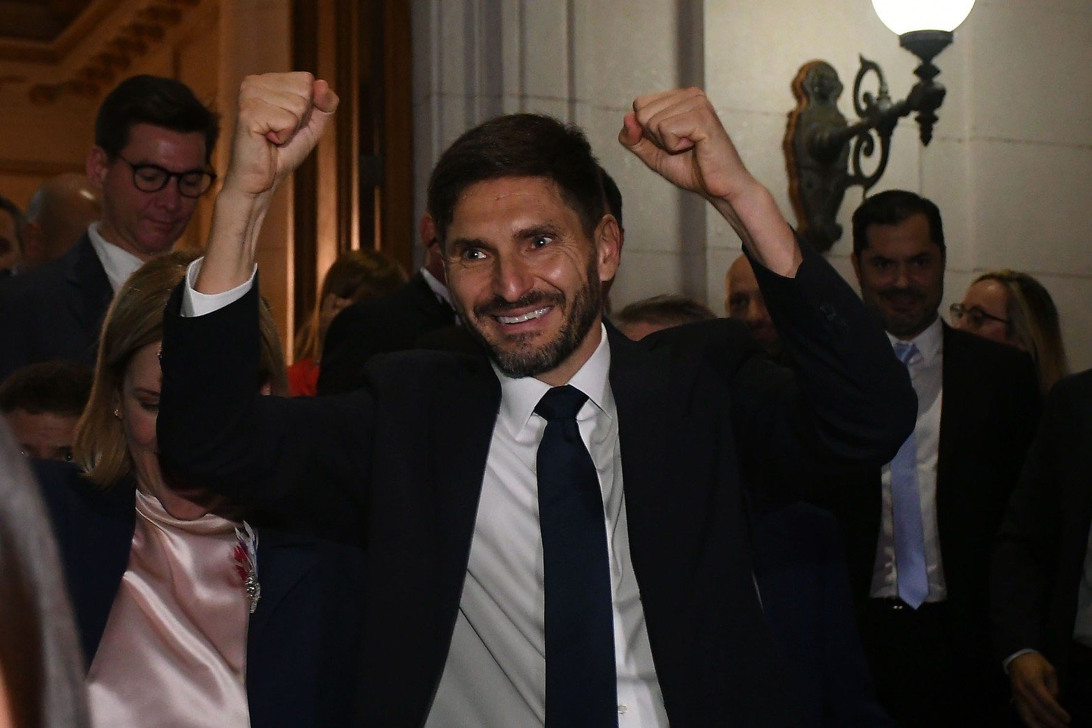 Los primeros pasos como gobernador. Maximiliano Pullaro sale de la Legislatura y saluda al público presente. Foto Manuel Fabatía