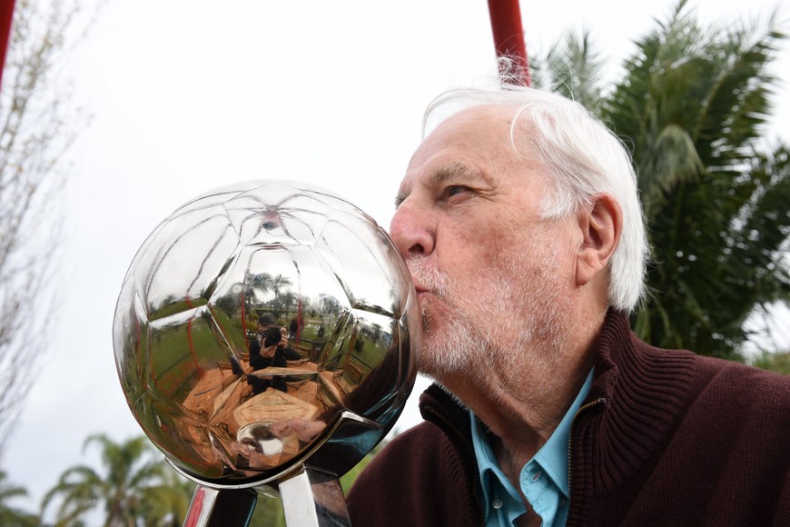 La primera foto mano a mano de Vignatti con la Copa de la Liga Profesional. Crédito: Hugo Pascucci