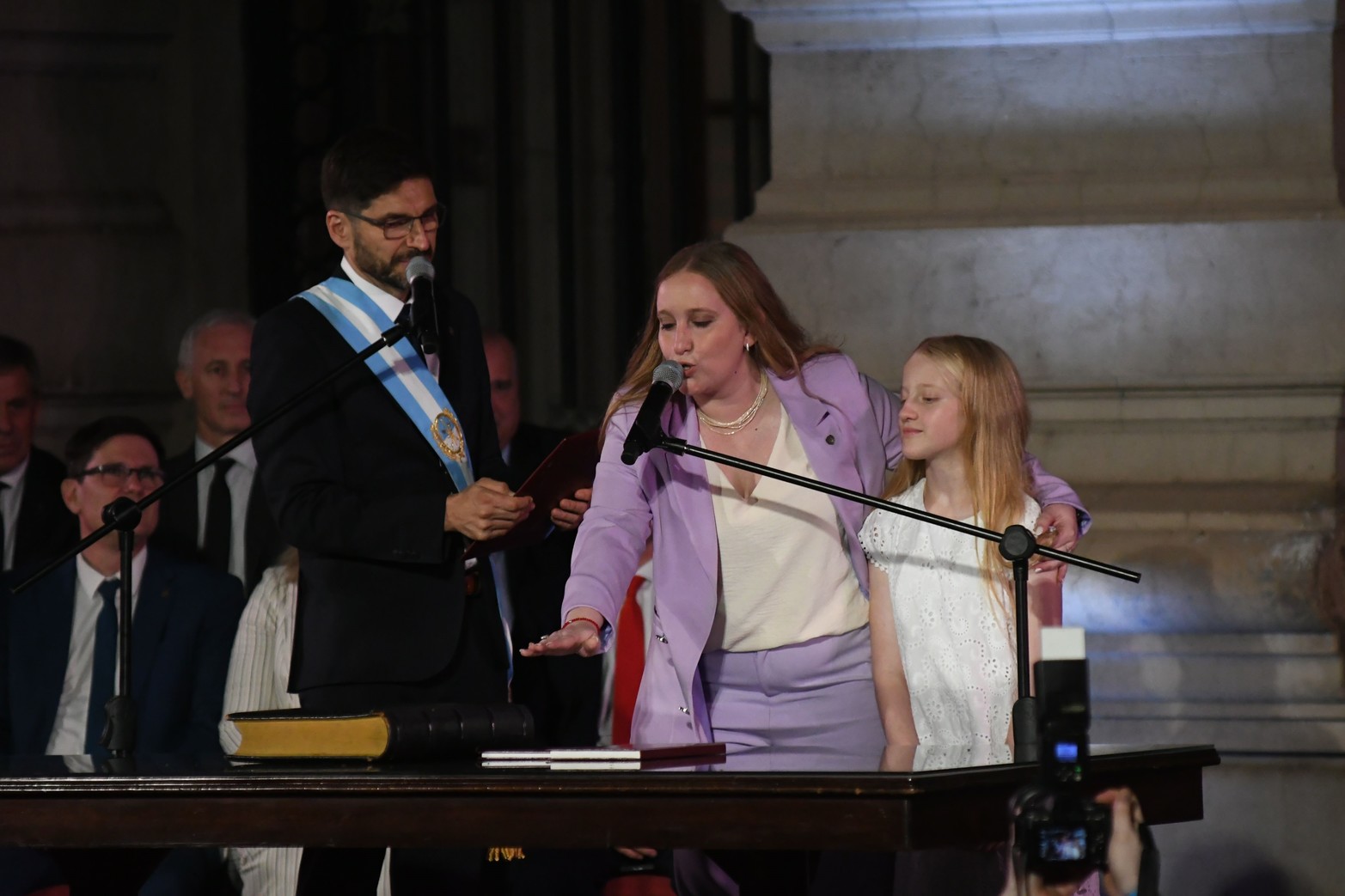 La jura de los ministros que acompañaran la gestión del gobernador Maximiliano Pullaro.
Foto Pablo Aguirre