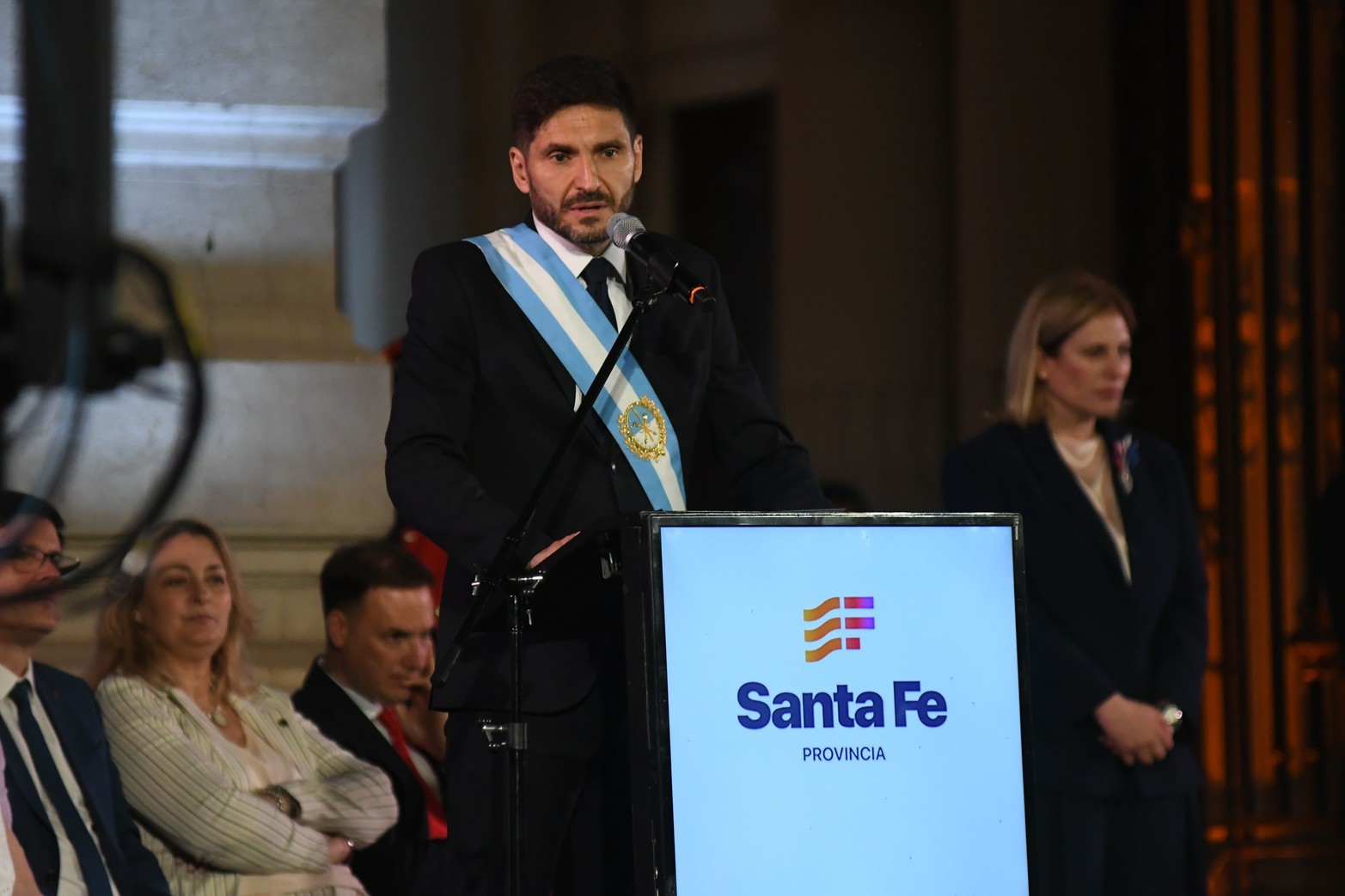Otro de los discursos del nuevo Gobernador con la casa de Gobierno de fondo.  Foto Pablo Aguirre