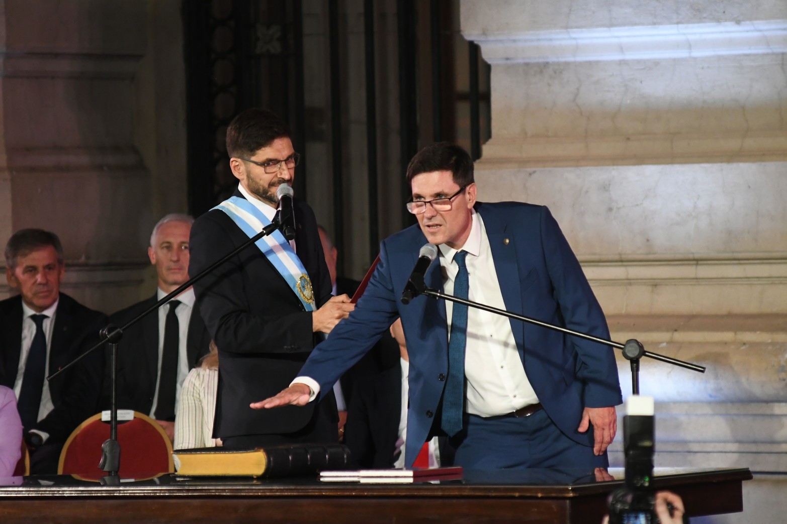 La jura de los ministros que acompañaran la gestión del gobernador Maximiliano Pullaro. Foto Pablo Aguirre