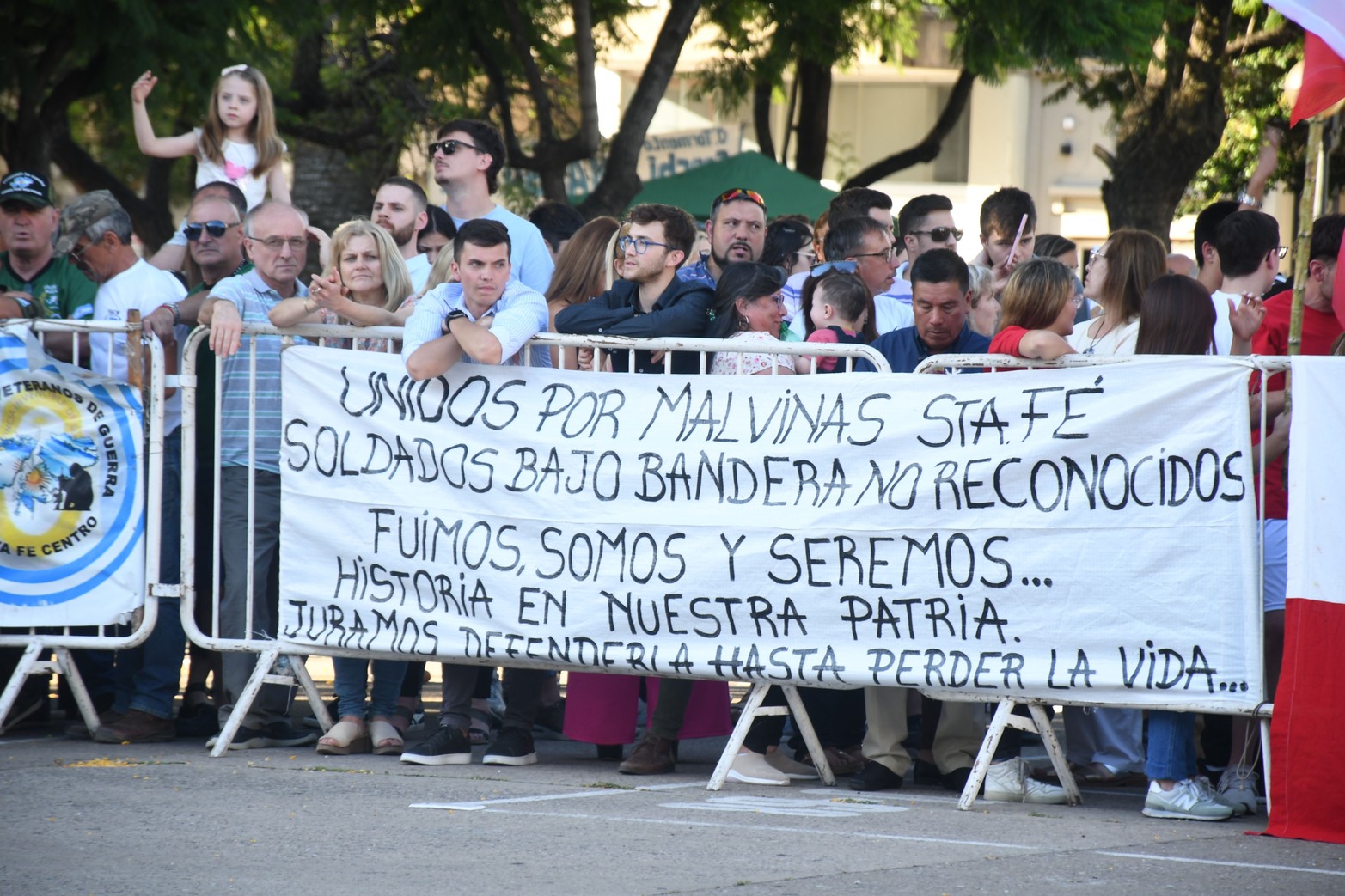 La bandera de los ex combatientes en la Legislatura.  Foto Manuel Fabatía