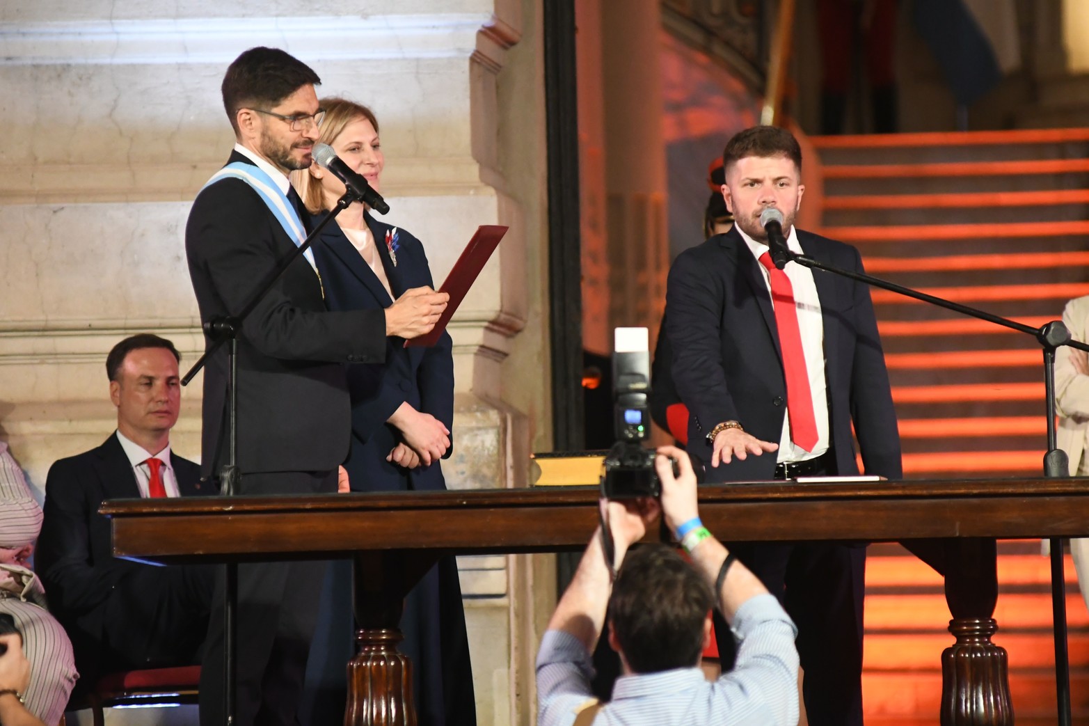 La jura de los ministros que acompañaran la gestión del gobernador Maximiliano Pullaro. Foto Pablo Aguirre