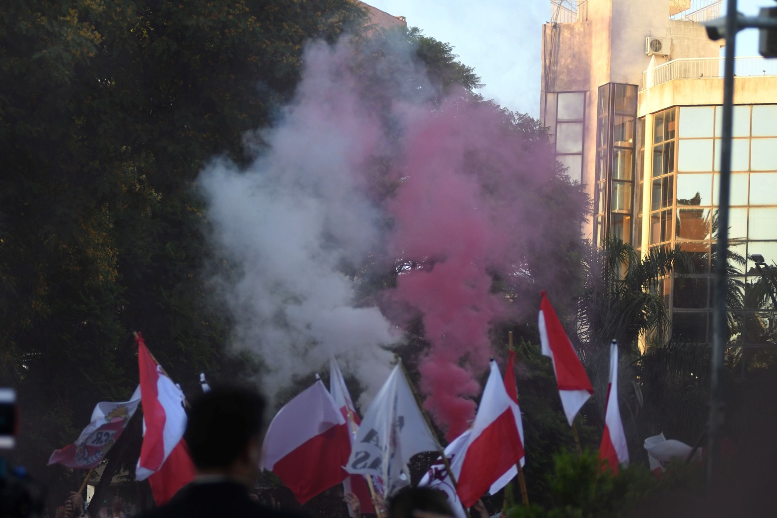 Los colores rojo y blanco volvieron a la explanada de la Legislatura.  Foto Manuel Fabatía