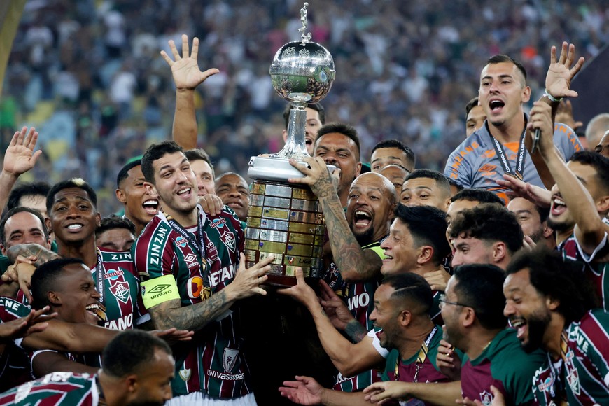 Soccer Football - Copa Libertadores - Final - Boca Juniors v Fluminense - Estadio Maracana, Rio de Janeiro, Brazil - November 4, 2023
Fluminense's Nino and Felipe Melo lift the trophy as they celebrate with teammates after winning the Copa Libertadores REUTERS/Sergio Moraes     TPX IMAGES OF THE DAY