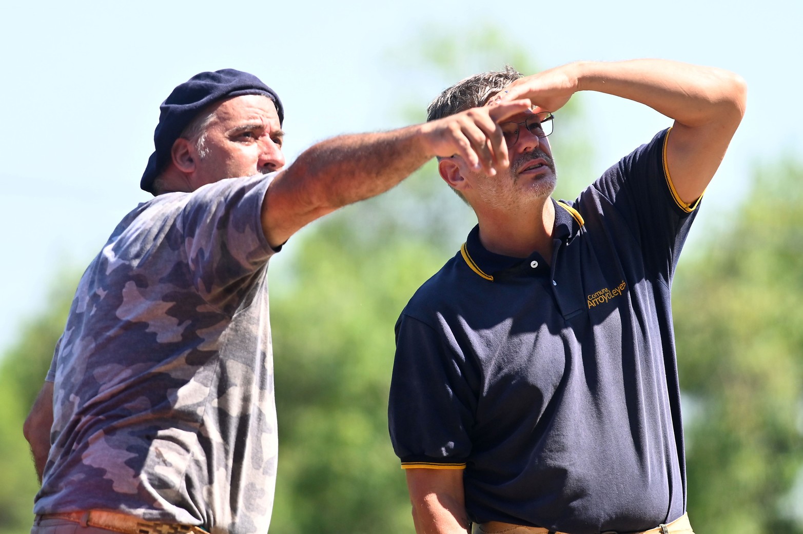 Vecinos y personal de la Comuna de Arroyo Leyes andan observando el inusual movimiento. 