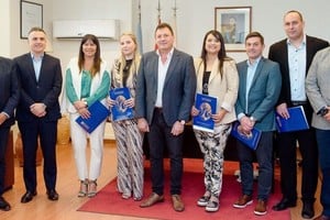 “Me comprometo a desempeñar el cargo con austeridad, honestidad, la mayor eficiencia posible y la sensibilidad puesta en las necesidades de los sanlorencinos. Y le pido al equipo de gabinete que he designado que se comprometan a partir de este momento a hacerlo de la mejor forma”, concluyó el mandatario.