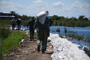 En el sector de La Vuelta del Paraguayo colocaron bolsas de contención para evitar que el agua entre. Pero ya hay al menos 15 familias evacuadas. Crédito: Flavio Raina