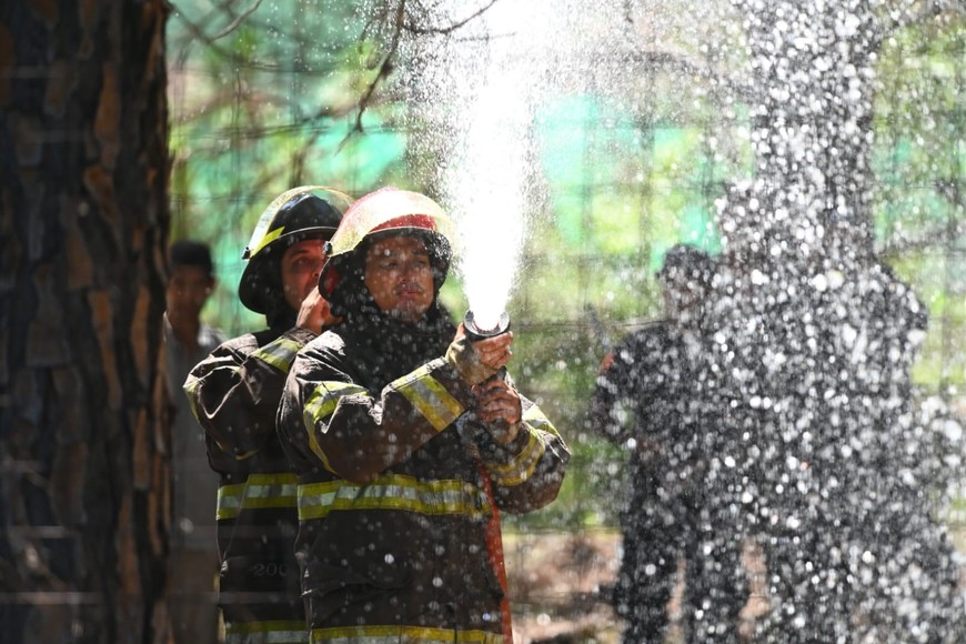 Bomberos también interviene en el operativo. Crédito: Mauricio Garín