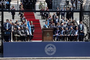 El discurso de Javier Milei frente a sus simpatizantes en las escalinatas del Congreso con los invitados de escoltas. Crédito: Agustin Marcarian/Reuters