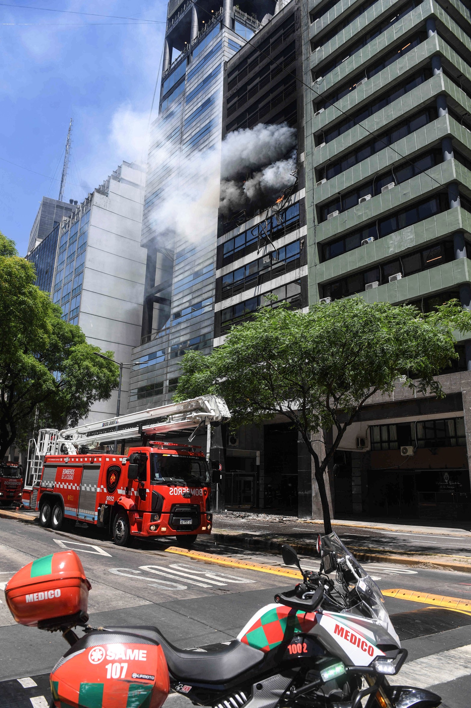 Arduo trabajo de bomberos en la zona.