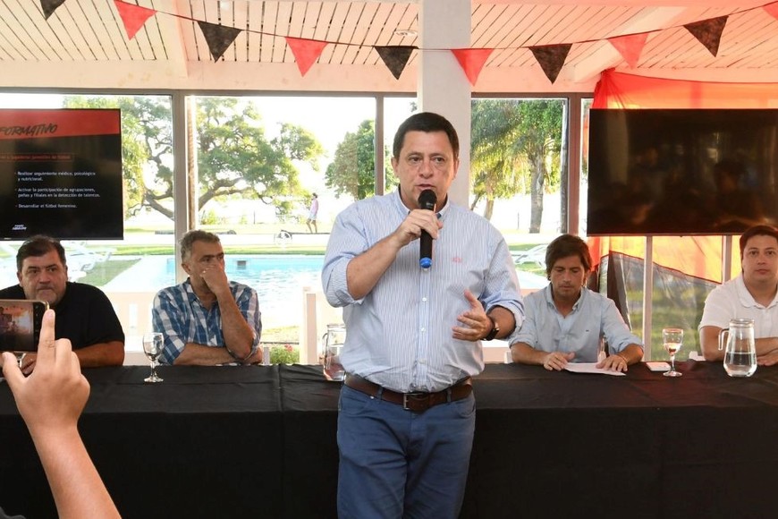 El doctor Gustavo Abraham hace uso de la palabra. Detrás suyo, los principales integrantes de la comisión directiva. Crédito: Pablo Aguirre.