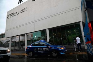 El hospital rosarino con custodia policial tras el ataque nocturno. Foto: Marcelo Manera