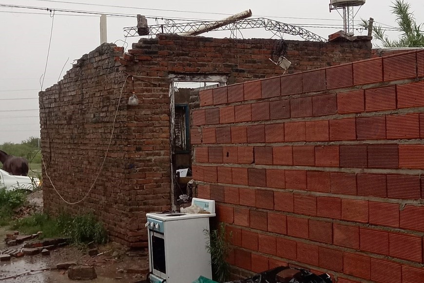 La casa del vecino sin el techo.