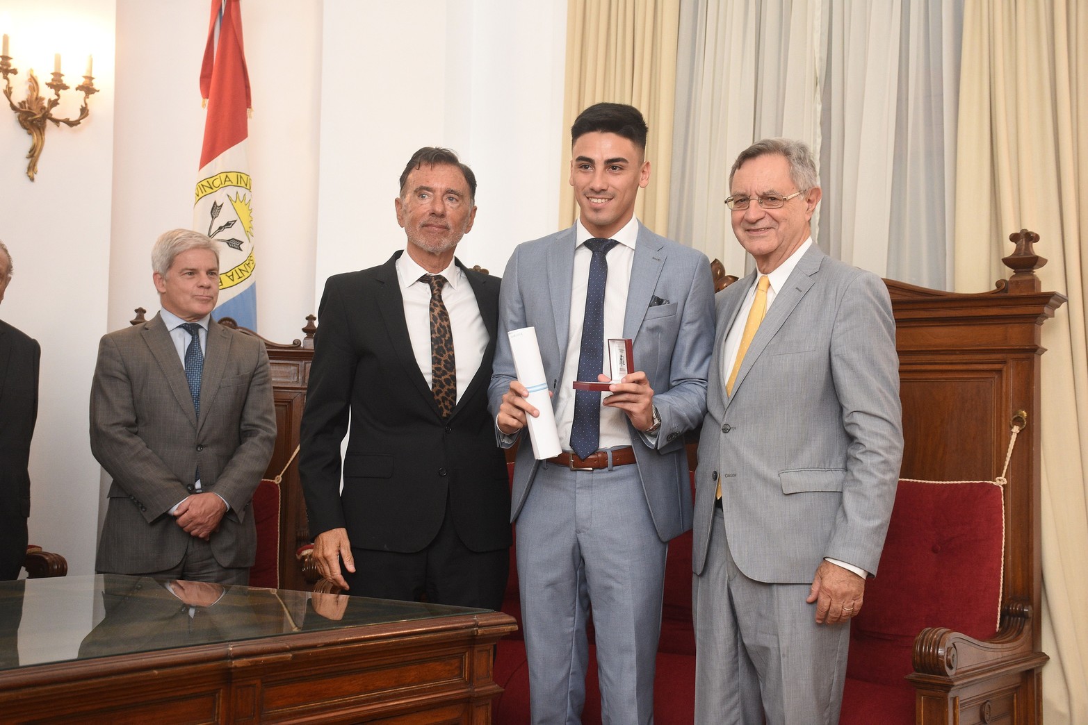 Distinguieron a los mejores promedios de las carreras de abogacía. El diploma y la medalla de honor fueron entregados por las autoridades del Poder Judicial y los representantes de las casas de estudios. Participaron el designado fiscal de Estado Domingo Rondina y el senador Julio Garibaldi.