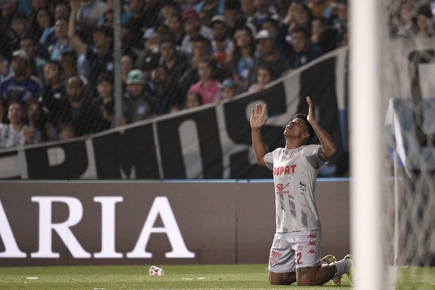 Si Dios lo dispone...Junior Osvaldo Marabel, confeso creyente, parece elevar una plegaria para pedir una segunda oportunidad con la camiseta de Unión. Crédito: El Litoral