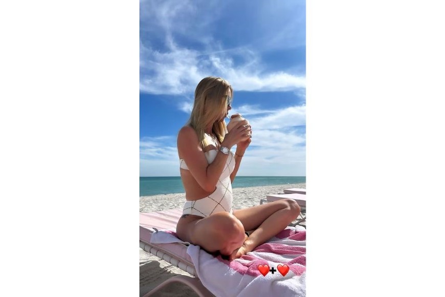 En la segunda imagen se la ve toda la puesta en escena de la flamante esposa