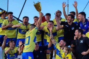 La Base Fútbol Club. Un plantel que sigue haciendo historia en la Liga Elite. Ahora en Copa de Campeones fue el mejor y por eso los festejos se prolongaron por toda la ciudad. Crédito: Gentileza.